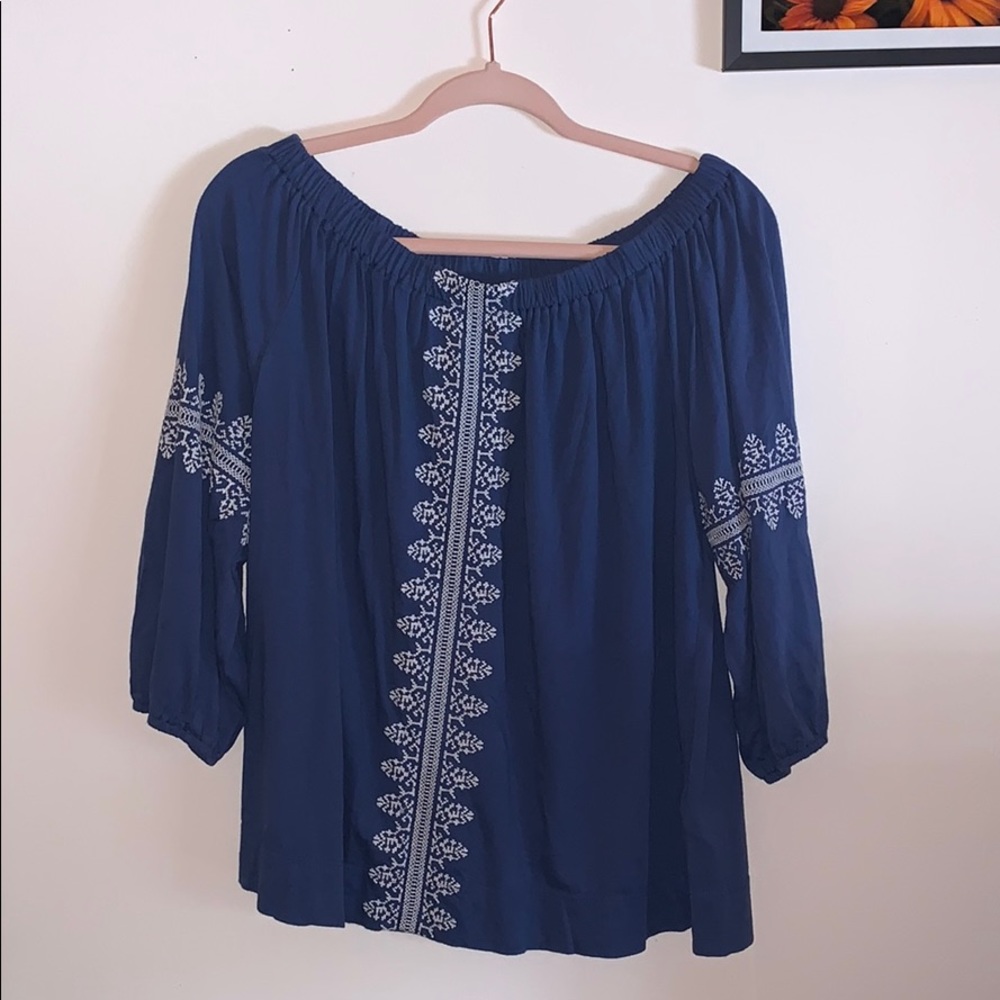 Cute off shoulder top size LG